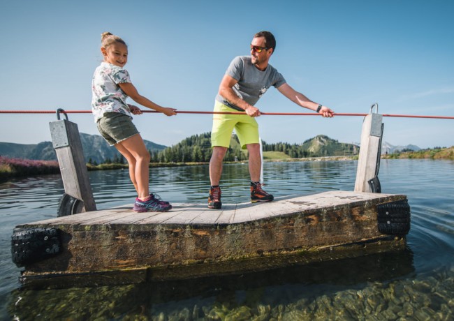 Fun bei der Flo&szlig;fahrt am Bergsee